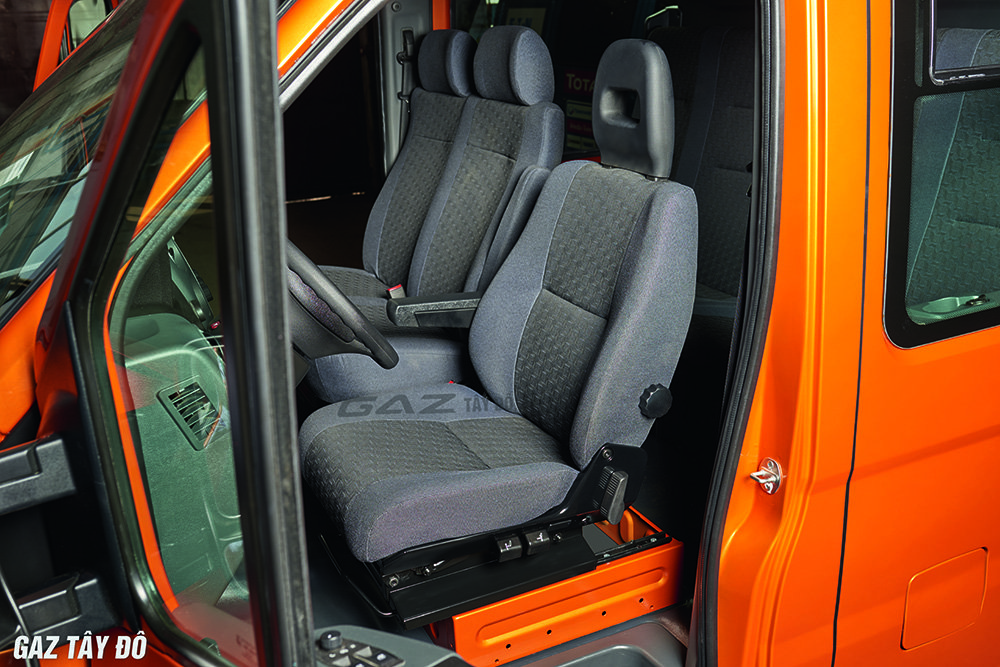 khoang cabin xe tải van gaz 6 chỗ nguyên bản