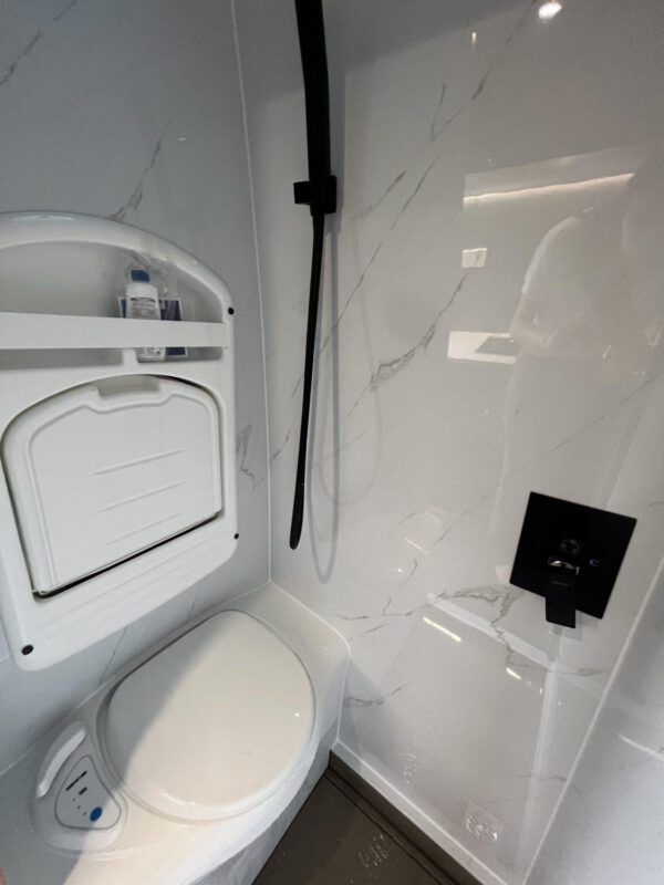 khu vực phòng vệ sinh xe gaz mobihome