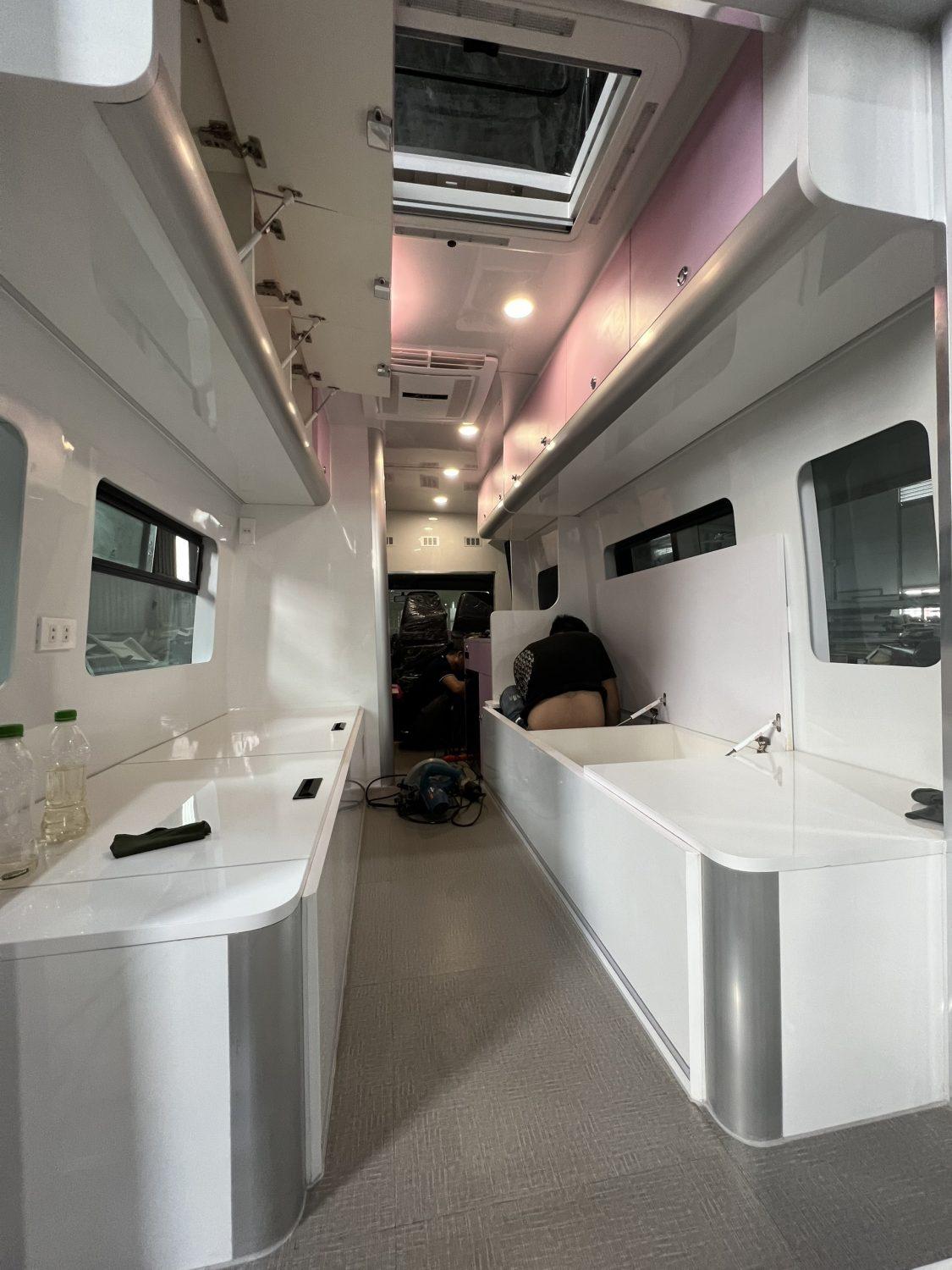 không gian bếp xe độ mobihome