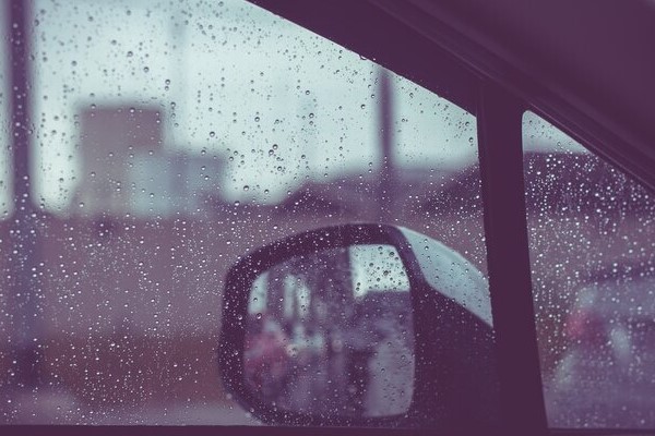 cách xử lý kính ô tô bị mờ 