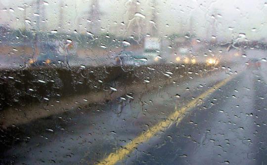 cách xử lý kính ô tô bị mờ 