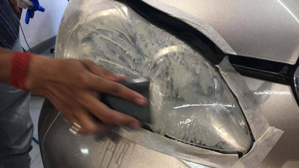 đèn pha xe bị ố vàng