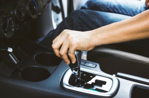 Tại sao không nên chuyển số về N khi xe ô tô đang lăn bánh