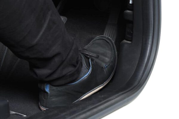 ô tô bị giật khi tăng ga