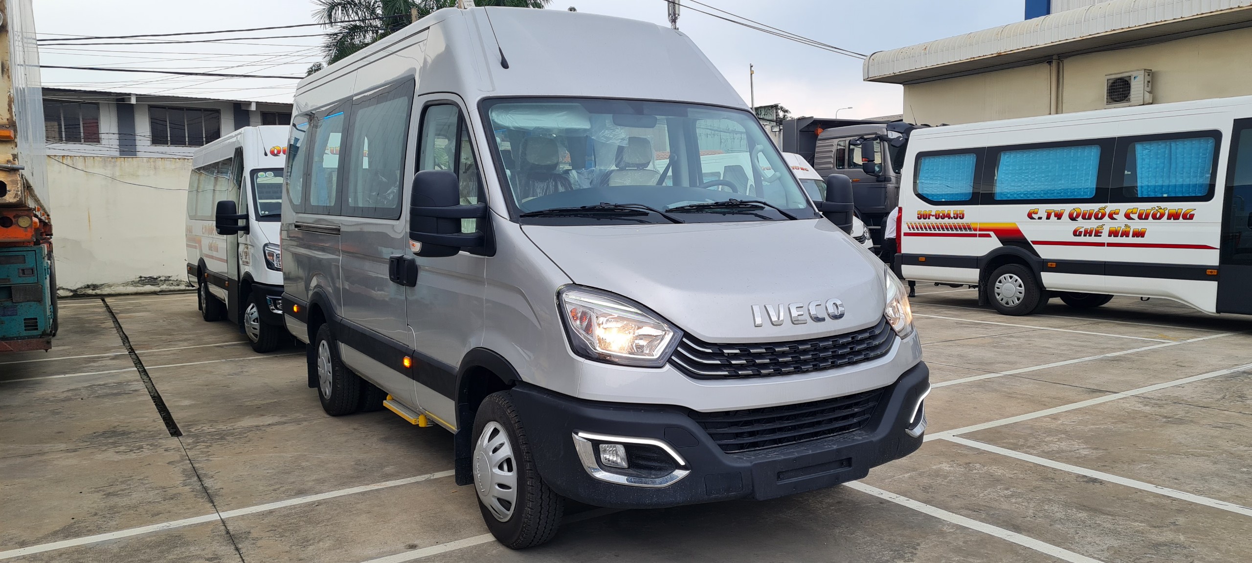 xe khách 16 chỗ IVECO DAILY