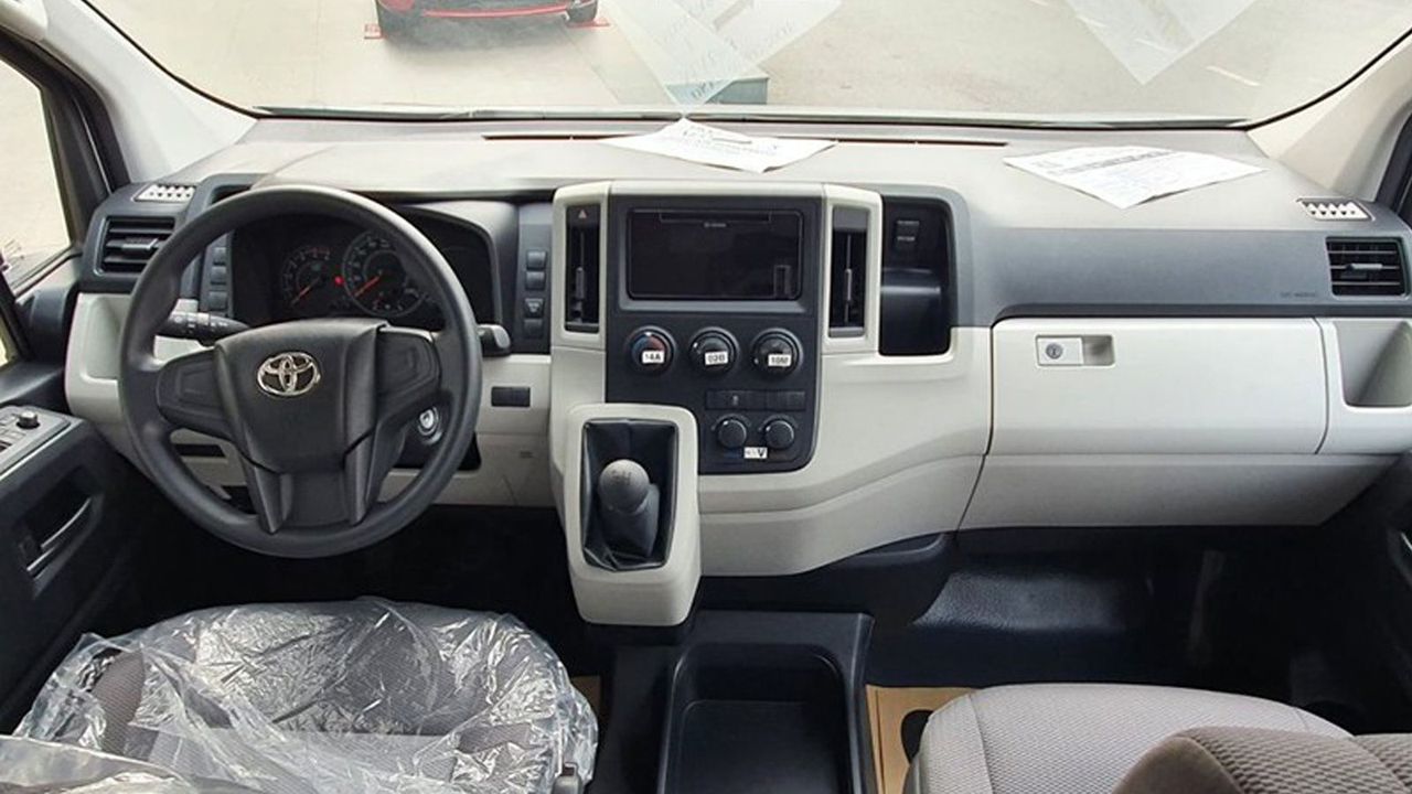 nội thất của Toyota Hiace 16 chỗ